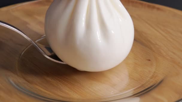 Белый сырный шарик с бурратой из моцареллы и крупным планом — стоковое видео