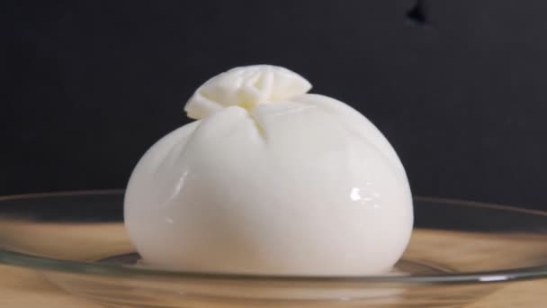 Bílá burrata sýr koule z mozzarella a zblízka — Stock video