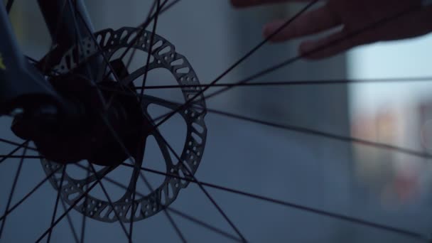 Frenos de disco para bicicletas por la noche. Enfoque selectivo — Vídeos de Stock