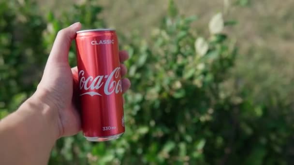 Тюмень, Россия-29 мая 2021: Кока-кола напитки производятся и производятся компанией The Coca-Cola — стоковое видео