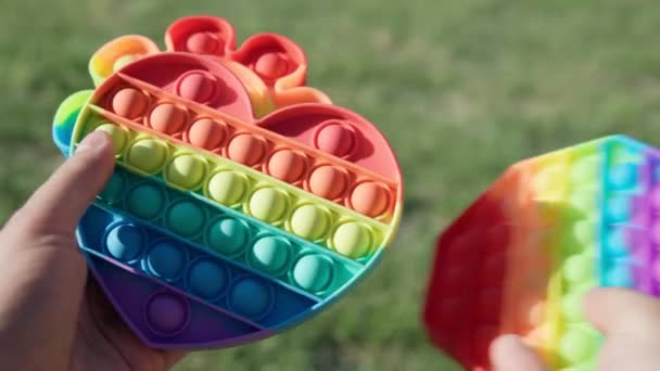 Regenbogen-Anti-Stress-Spielzeug Fidget Push Silikon-Spielzeug Antistress Pop es. — Stockvideo