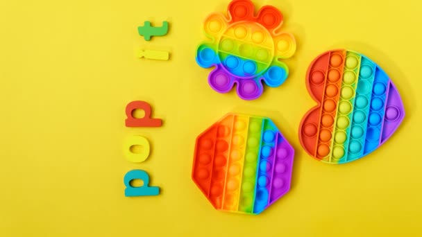 Spielzeug knallt es. Regenbogenfarbe. Antistress-Spielzeug für Kinder und Erwachsene. Ansicht von oben. Vertikales Video — Stockvideo