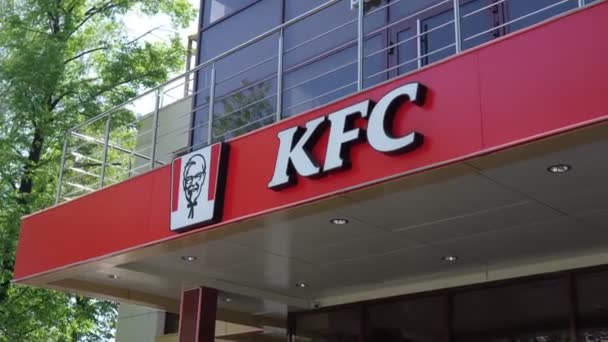 Tyumen, Russia-May 16, 2021: KFC 로고 클로즈업. 패스트푸드 레스토랑 — 비디오