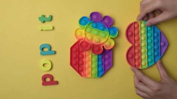 Leksak öppnar den. Regnbågens färg. Antistress leksak för barn och vuxna. Högst upp. Vertikal video — Stockvideo