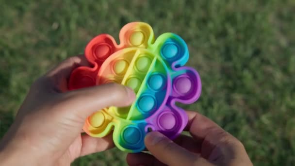 Colore arcobaleno pop esso giocattolo. Anti stress per adulti e bambini. — Video Stock