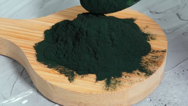 木制背景图上的绿藻粉. — 图库视频影像