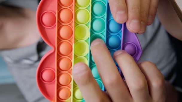 彩虹抗压玩具烦躁推硅胶玩具抗压弹出。垂直录像 — 图库视频影像