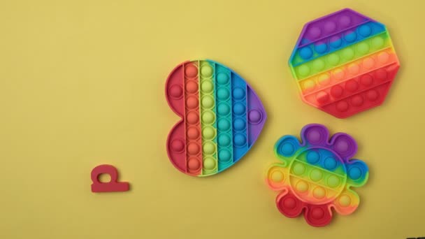 Pop det leksak silikon sensorisk anti stress fidget leksak färgglada regnbåge spel. Trendiga push bubbla leksaker — Stockvideo
