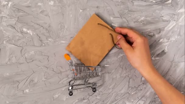 Cesta de la compra paquete de papel artesanal marrón con asas, entrega de alimentos, venta, consumismo y concepto de publicidad. — Vídeos de Stock