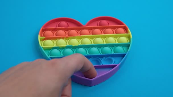 Regenboog anti stress speelgoed fidget. Siliconen speelgoed antistress pop het. — Stockvideo