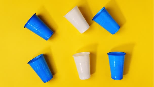 Замена пластиковых чашек на экологически чистую посуду из дерева и бумаги — стоковое видео