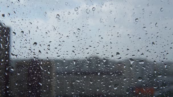 Gotas de chuva no vidro da janela foco seletivo close-up. Mau tempo — Vídeo de Stock