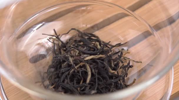 Preparing chinese tea on traditional ceremony. Close-up, tea falls — Stock Video
