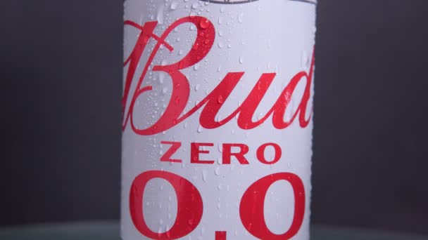 Tyumen, Russia-aprile 26, 2021: Bud beer can, una birra chiara in stile americano prodotta da Anheuser-Busch. — Video Stock