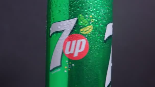 Tyumen, Russie-avril 26, 2021 : 7 Up is a brand of lemon-lime flavored, non-caffeinated soft drink by Pepsi Company. — Video