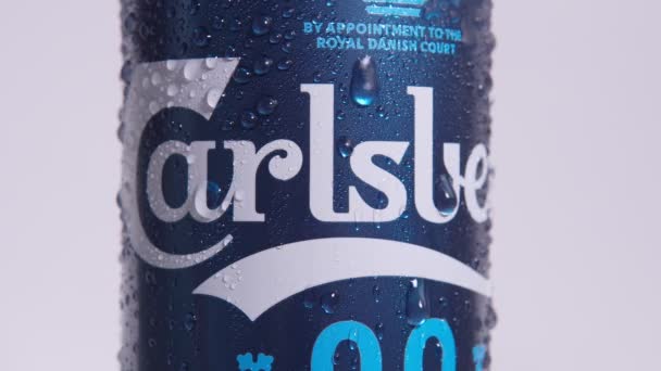Tyumen, Rusia-26 de abril de 2021: Carlsberg es una cerveza sin alcohol producida por el Grupo Carlsberg. — Vídeo de stock