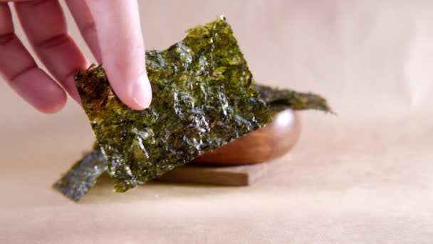 Cibo giapponese alghe nori secche o alghe commestibili primo piano. — Video Stock