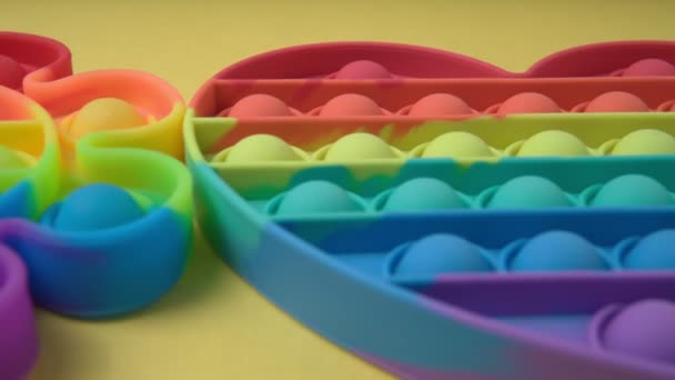 Regenboog anti stress speelgoed fidget. Siliconen speelgoed anti-stress pop it. Sluiten. — Stockvideo