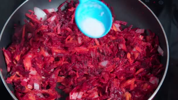 Kook mixen gehakte ui geraspte biet en tomaten in pan. Koken zelfgemaakt voedsel — Stockvideo