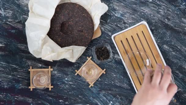 Ceremonia de té con té chino puro, vista superior. Fondo oscuro — Vídeos de Stock