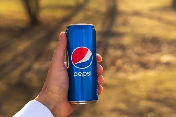 Tyumen Rússia Abril 2021 Pepsi Pode Fechar Logotipo Mão Fundo — Fotografia de Stock