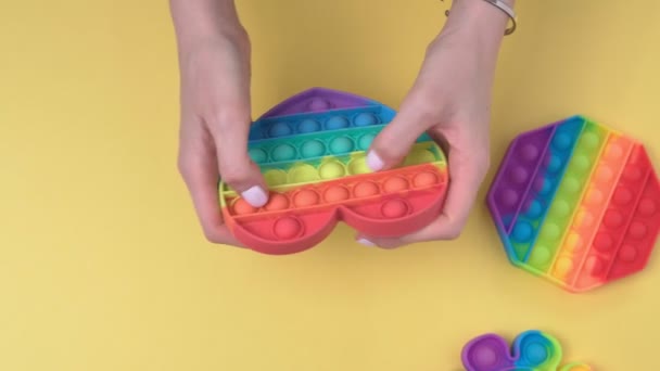 Vuxen leker med leksaken. Gul bakgrund ovanifrån — Stockvideo