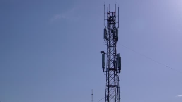 Mobiele telefoon antenne toren.Telecommunicatie antenne mast.Ontwikkeling van een communicatiesysteem. met kopieerruimte. 4G, 5G — Stockvideo