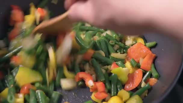 Zeleninové dušené maso, detailní záběr. Vegetariánské jídlo, šťavnatá zelenina. čerstvá nasekaná zelenina. — Stock video