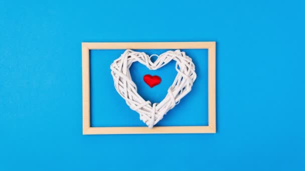 Η καρδιά χτυπάει σε μπλε φόντο. Μπορεί να χρησιμοποιηθεί την Ημέρα του Αγίου Βαλεντίνου ή την Ημέρα της Μητέρας. Σταμάτημα κίνησης — Αρχείο Βίντεο