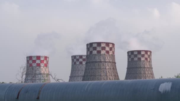 Rook van industriële leidingen sluiten. Industriële zone. milieuverontreiniging. — Stockvideo