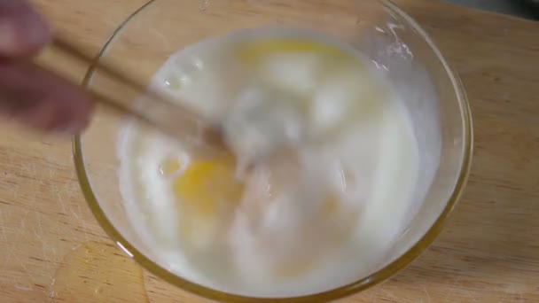 Mengt eieren met melk om Tornado Omelette te maken — Stockvideo