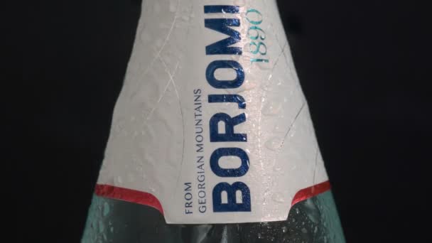 Тюмень, Россия-25 мая 2021 года: Боржоми - это минеральная вода в стеклянных бутылках крупным планом — стоковое видео