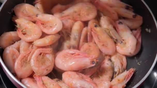 Camarão frito close-up com especiarias e limão. foco seletivo. Alimentos para o mar — Vídeo de Stock