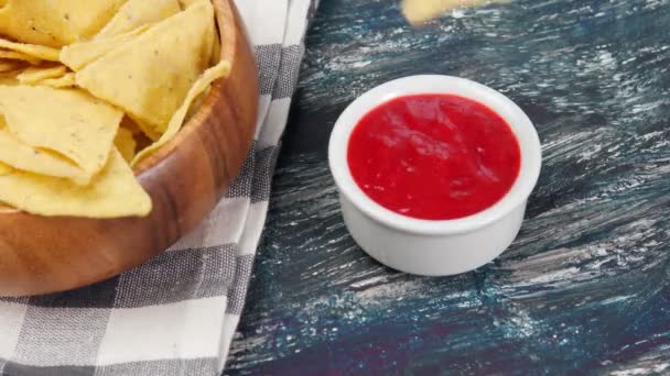 Nachos con salsa de tomate y ketchup. Concepto de comida mexicana. enfoque selectivo — Vídeo de stock