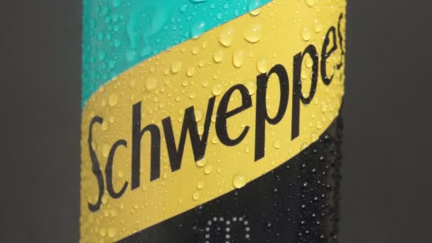 Tyumen, Russia-May 25, 2021: Close-up of the Schweppes logotype. — Stock Video
