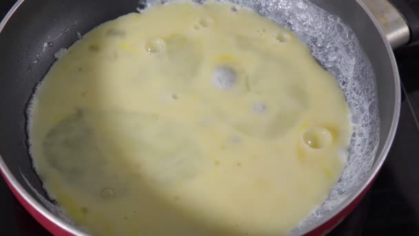 Gătit Tornado Omelette este un fel de mâncare coreean. focalizare selectivă — Videoclip de stoc