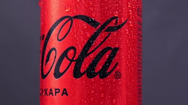 Tyumen, Oroszország-május 25, 2021: Coca Cola cukor nélkül, sötét háttérrel. — Stock videók