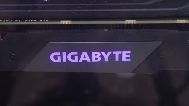 Tyumen, Rusya-Nisan 26, 2021: Graphic video kartı Gigabyte logosu 1660 GTX. Kripto para birimi kavramı. — Stok video