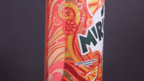 Tyumen, Rusland-26 april 2021: Mirinda met sinaasappelfruit. koolzuurhoudende drank in aluminium blik van PepsiCo company. — Stockvideo