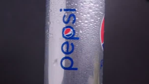 Tyumen, Oroszország-április 26, 2021: Pepsi italok dobozban. A Pepsi egy szénsavas üdítőital, amelyet a PepsiCo állít elő és gyárt.. — Stock videók