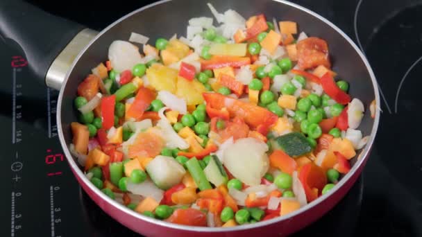 Estofado de verduras, primer plano. Comida vegetariana, verduras jugosas. verduras frescas picadas. — Vídeo de stock