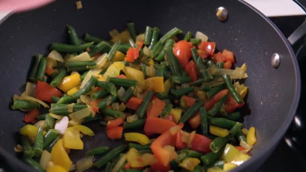 Cocina casera y cocinar camarones con verduras en la sartén. Cocina casera o concepto de cocina saludable — Vídeo de stock