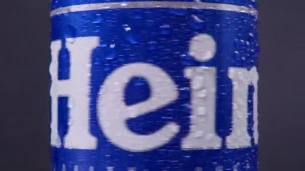 Tyumen, Russia-May 25, 2021: Heineken 맥주 문닫을 수있다. 하이네켄 국제 상품 — 비디오