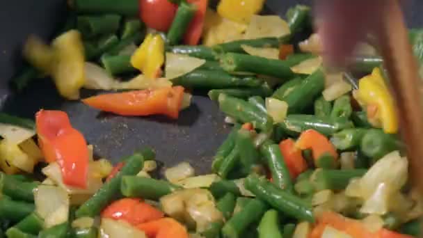 Preparação de camarões de frutos do mar com verduras, fritas em uma panela de ato de fritar. — Vídeo de Stock