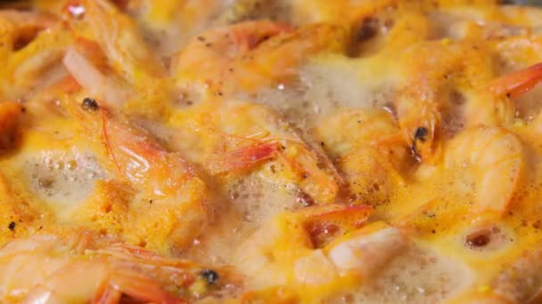 Camarones frescos a la parrilla fritos en sartén con mantequilla o aceite. Freír langostinos crudos. — Vídeos de Stock