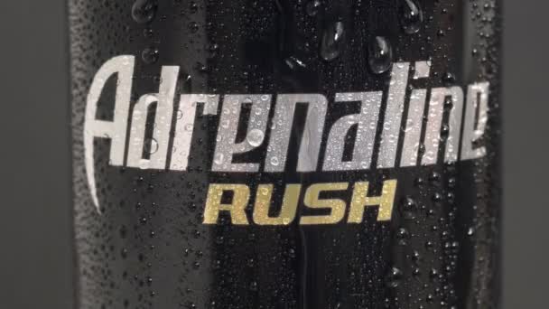 Tyumen, Rusya-25 Mayıs 2021: Enerji içeceği Adrenalin altın akışı. Brand Adrenaline Rush bir PepsiCo şirketidir.. — Stok video
