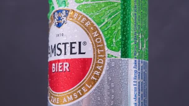 Tyumen, Russia-25 maggio 2021: la birra Amstel può logo da vicino. Sfondo scuro — Video Stock