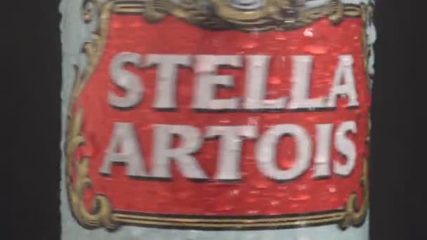 Тюмень, Россия-17 апреля 2021: Пиво Stella Artois может крупным планом. Стелла варится в Лёвене, Бельгия, с 1926 года.. — стоковое видео