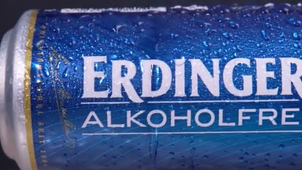 Tyumen, Russia-25 maggio 2021: Birra tedesca analcolica Logo Erdinger Weissbrau da vicino — Video Stock