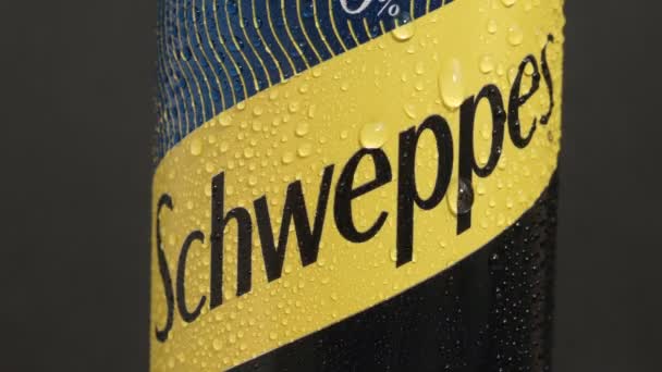 Tyumen, Russia-May 25, 2021: Can of the Schweppes logo close up. Water drops. — Stock Video